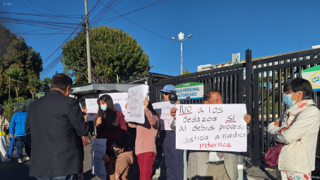 Protesta en el Hospital Andrade Marín, por la separación de tres internos rotativos este lunes 22 de junio.