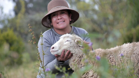 Josselyn Verónica Vega Rojas, de 29 años, lleva la voz de la agricultura campesina ecuatoriana a un escenario global.