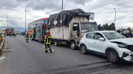 Tres vehículos chocaron en la Panamericana Norte, a la altura del intrcambiador de Carapungo.