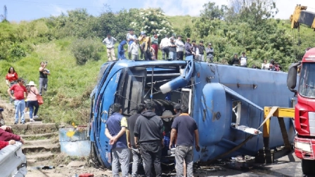 Un bus se volcó y dejó a un bebé fallecido y 15 personas heridas.