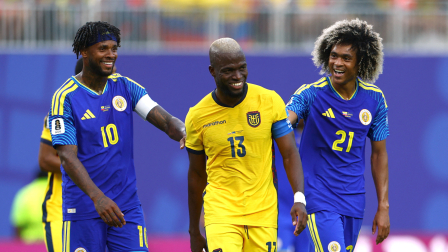 EE. UU. - 20 de junio de 2026. Enner Valencia de Ecuador con Leandro Bacuna y Tahith Chong de Curazao.