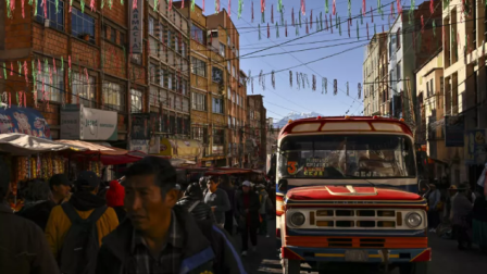 Bolivianos venden productos agrícolas en una calle del centro de La Paz, Bolivia, el 22 de junio de 2026