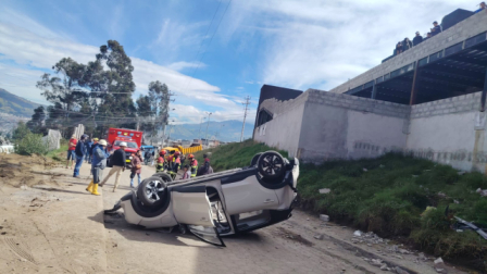 Una mujer resultó herida tras un siniestro en un parqueadero de Quito.