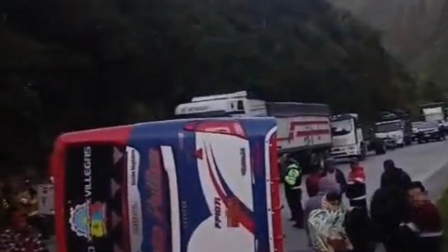 Un bus de pasajeros se volcó en el sector Hierba Buena, en el cantón Colta.