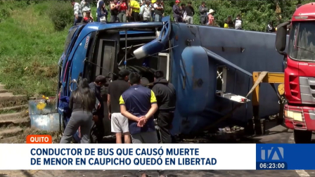 El chofer del bus que causó la muerte de un menor de edad podrá defenderse en libertad. Registros indican que contaba con 3 puntos en su licencia. Un reportaje de Brigette Mancheno