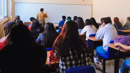 Un grupo de estudiantes reciben clases en la Universidad Central del Ecuador.