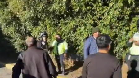 Un grupo de ciudadanos agrede a los agentes de tránsito en un operativo de control.