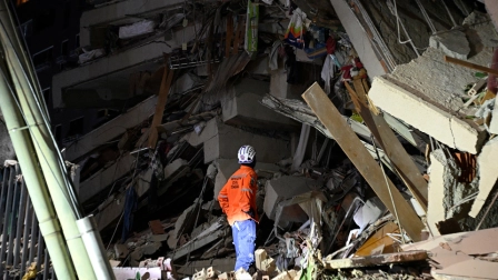 Rescatistas buscan a personas atrapadas en medio de los escombros tras terremoto en Venezuela.