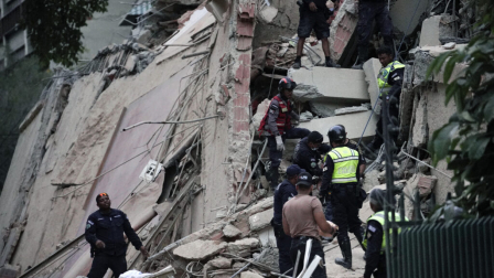 Equipos de rescate trabajan en la remoción de escombros de personas afectadas por dos terremotos en Venezuela.