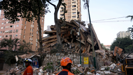 Servicios de emergencias trabajan en uno de los edificios colapsados en Caracas, Venezuela.