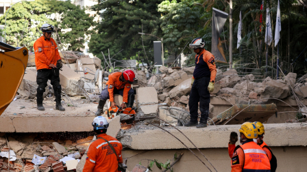 Servicios de emergencia realizan labores de rescate en en uno de los edificios colapsados en Venezuela.