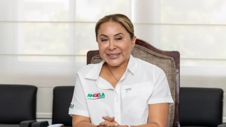La alcaldesa de Jipijapa, Angela Pluas, en su oficina en Manabí.