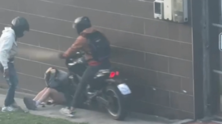 Dos hombres embisten con una moto a una mujer en el Quito Tennis