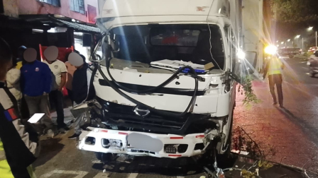Camión queda destruido tras choque en la Simón Bolívar