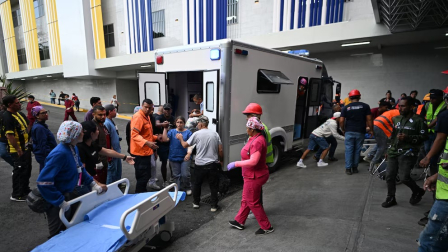 Rescatistas y paramédicos asisten a una víctima del doble terremoto en su ingreso al Hospital Domingo Luciani en Caracas
