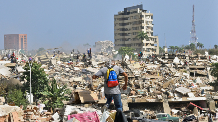 Un venezolano camina sobre los escombros de una edificación que colapsó tras los terremotos.