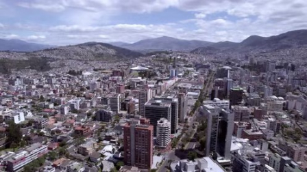Una mujer murió tras caer de un piso alto de un edificio de Quito.