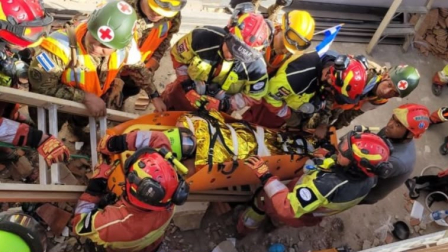 Bomberos de Quito rescatan a una mujer tras terremotos en Venezuela