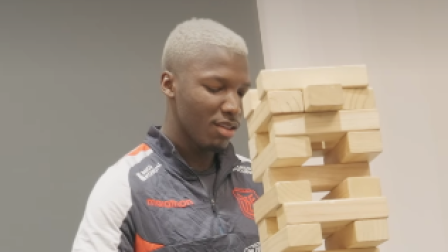 La Tricolor compartió un momento de diversión con un Jenga gigante antes de viajar a México.