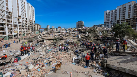 Rescatistas buscan sobrevivientes en los escombros de un edificio derrumbado en Caraballeda, estado de La Guaira, Venezuela