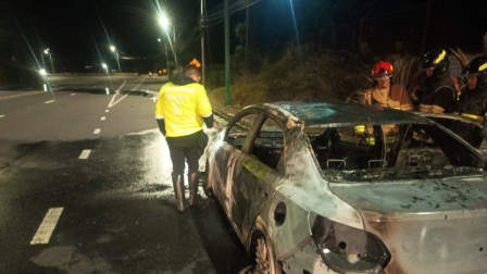 Las autoridades hallaron un vehículo incinerado en el sector de Bellavista la mañana de este lunes.