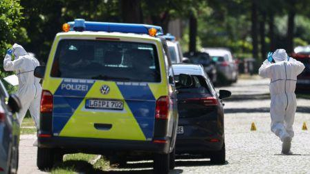 Personal de Criminalística acudió a la zona del tiroteo para levantar los cuerpos de las víctimas.