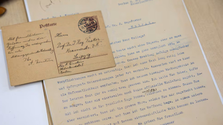 La postal inédita de Einstein que recibió Julio Rey Pastor y, a la derecha, la carta, firmada también por Einstein.