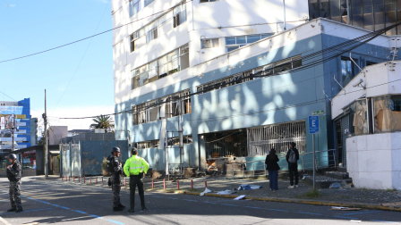 Las ventanales del edificio se vinieron abajo y una persona resultó herida.