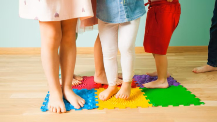 El acogimiento institucional de niños y adolescentes está regulado en el Código de la Niñez de Ecuador.