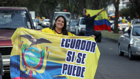 Un ahincha de Ecuador muestra la bandera del país tras la derrota de Alemania.