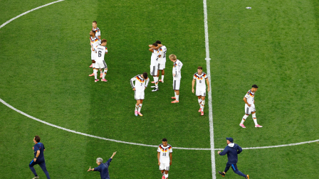 Alemania vs. Paraguay - Estadio de Boston, Foxborough, Massachusetts, EE. UU. - 29 de junio de 2026. Jamal Musiala, de Alemania, y sus compañeros se muestran abatidos tras el partido, ya que Alemania ha quedado eliminada