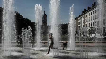 Personas se refrescan en piletas ante la ola de calor en Francia.