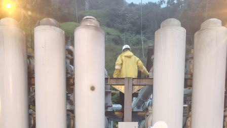 Técnicos de Celec reparan una falla en la subestación Paute Molino, en el Austro de Ecuador.