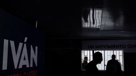 Iván Cepeda en el anuncio de la aceptación del resultado electoral a favor de Abelardo De La Espriella, en Bogotá, el 24 de junio.