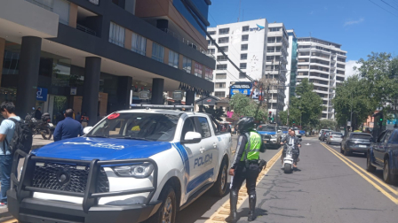 Personal de la AMT realiza un cierre en la zona en la que se encuentra el edificio en el norte de Quito.