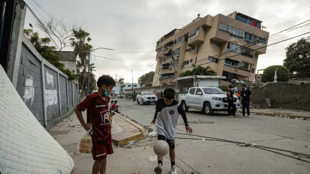 Niños jugaron fútbol en un campamento de damnificados en La Guaira