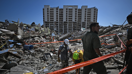 Rescatistas buscan sobrevivientes en los escombros de edificios tras los dos terremotos en Venezuela