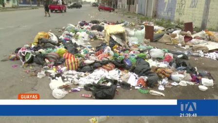 El cantón acumula casi diez días sin un servicio regular de desechos, impactando directamente la salud y calidad de vida de los habitantes. Un reportaje de Astrid Singre