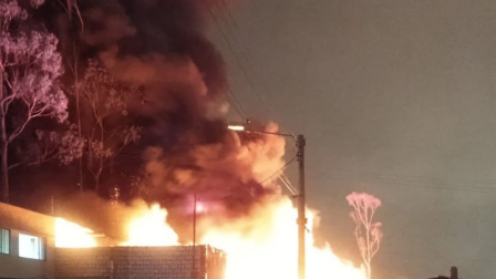 Incendio consume una fábrica en Santa Rosa