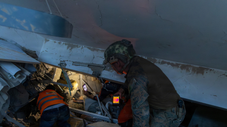 Los bomberos de Chile lideran el rescate de una persona atrapada bajo los escombros en Venezuela.