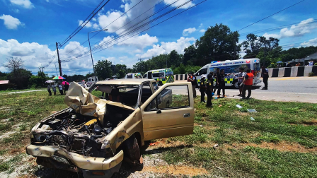 Así quedó la camioneta que enbistió a monjes budistas en Tailandia.