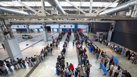 Miles de personas hacen fila para presentar sus solicitudes de regularización en España.