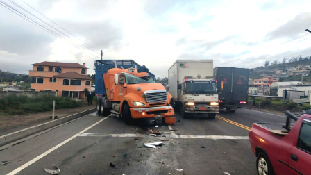 Dos camiones y una camioneta chocaron entre sí en la vía E35, a la altura del cantón Unamuncho, en Ambato.