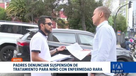 Padres del niño denuncian el retiro del tratamiento específico para una patología de alta complejidad y rechazan la entrega de un fármaco alternativo por parte del hospital. Un reportaje de Juan Miguel Rodríguez