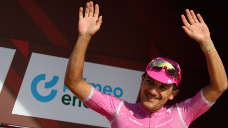 Celebración del ciclista ecuatoriano en el Tour de Suiza.