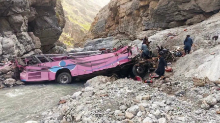 Equipos de rescate atendieron un accidente que dejó decenas de víctimas en Pakistán.