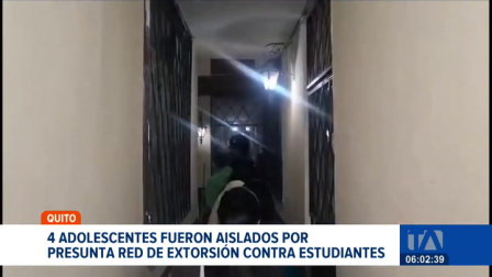 Agentes de la Dinapen intervinieron tras denuncias de cobros ilegales cometidos dentro y fuera de colegios en Quito. Cuatro adolescentes fueron aislados. Un reportaje de Brigette Mancheno