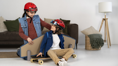 Una niña juega con su hermano pequeño en la sala de su casa