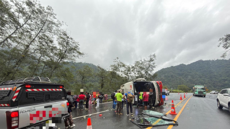 Un bus de pasajeros se volcó en la vía Alóag - Santo Domingo.