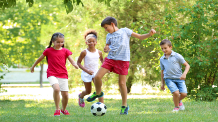 Los niños y adolescentes pueden hacer diferentes actividades según su edad durante las vacaciones.
